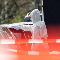 Ein Polizeibeamter der Spurensicherung arbeitet am Fundort einer Leiche in Reinickendorf, Berlin. 09.04.2025 