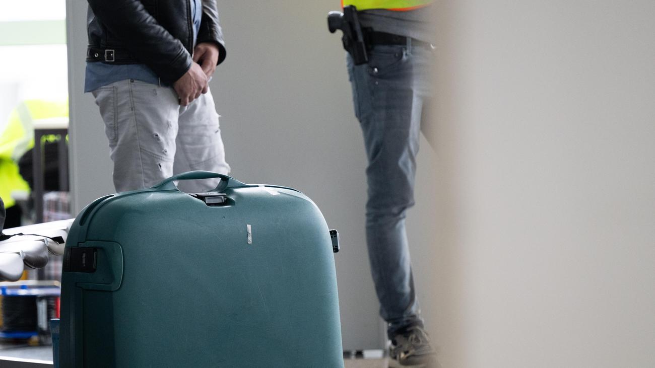 Asylpolitik: CDU kündigt regelmäßige Abschiebungen nach Syrien und Afghanistan an