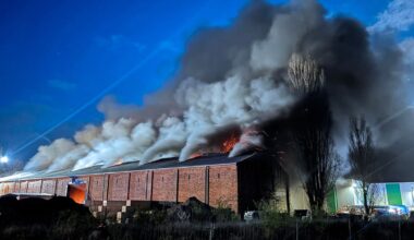 Mülllagerhalle in Coswig brennt lichterloh – Großeinsatz