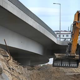 Zwei Bauarbeiter stehen unterhalb der Ringbahnbrücke der Stadtautobahn A100. am 07.04.2025. (Quelle: picture alliance/dpa/Lilli Förter)