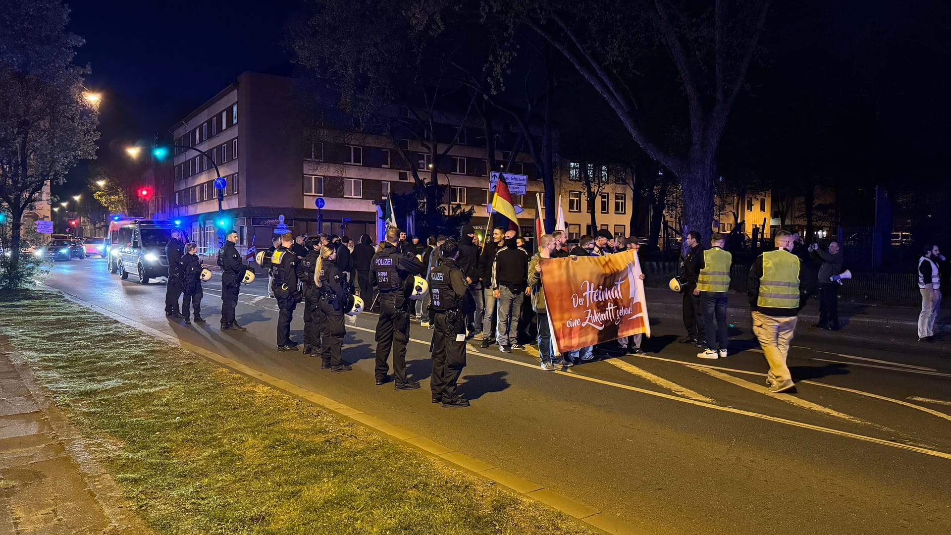 Begleitet von der Polizei liefen am Freitagabend 60 Rechtsextreme durch Kray. (Quelle: Justin Brosch)