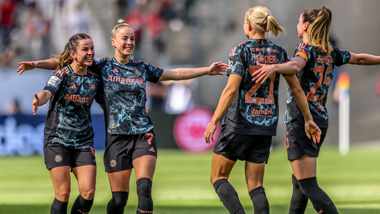 Vorentscheidung nach Sieg im Topspiel gegen Eintracht Frankfurt: Frauen des FC Bayern München greifen nach der Meisterschale