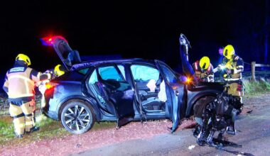 Auto prallt gegen Brücke – vier Schwerverletzte