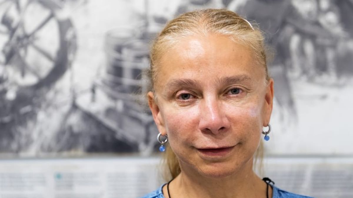 Frau mit 66 Jahren wieder Mutter – so läuft ihre Büro-Rückkehr