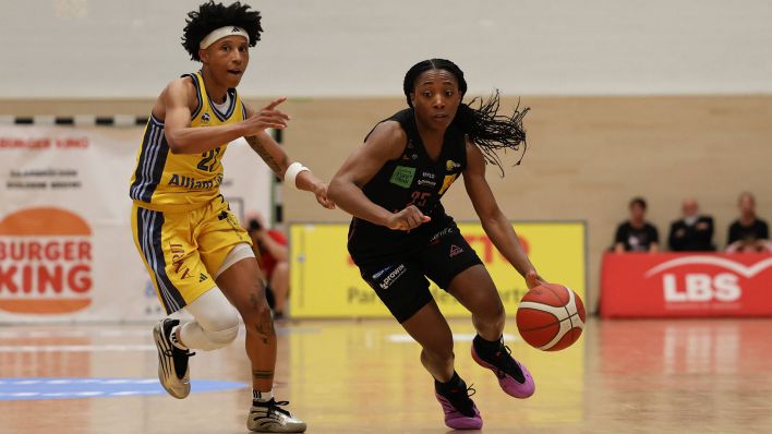 Albas Deshyra Thomas verteidigt Saarlouis Martha Burse (Bild: IMAGO/Fussball-News Saarland)