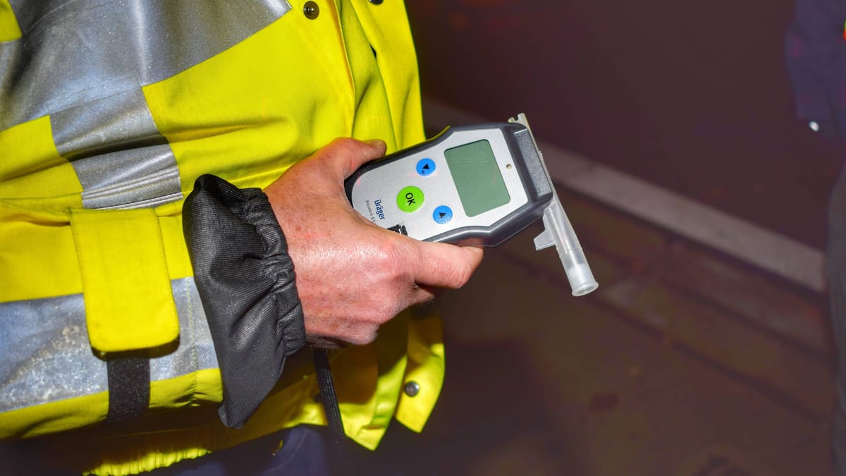 Betrunkener Mann rammt Autos und eine Bushaltestelle