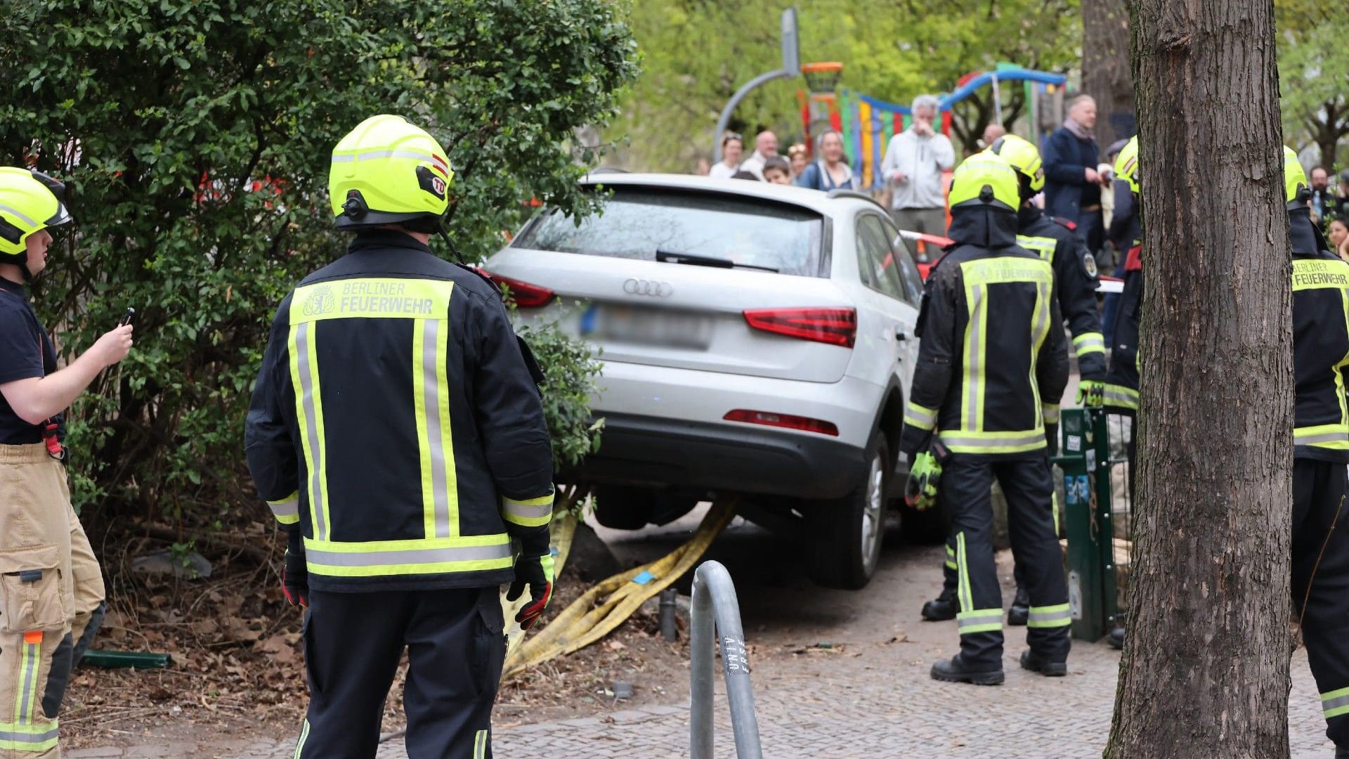 Die Feuerwehr befreite den verkeilten Wagen der Frau.