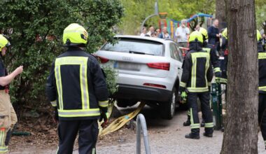 Auto fährt durch Zaun von Spielplatz im Prenzlauer Berg