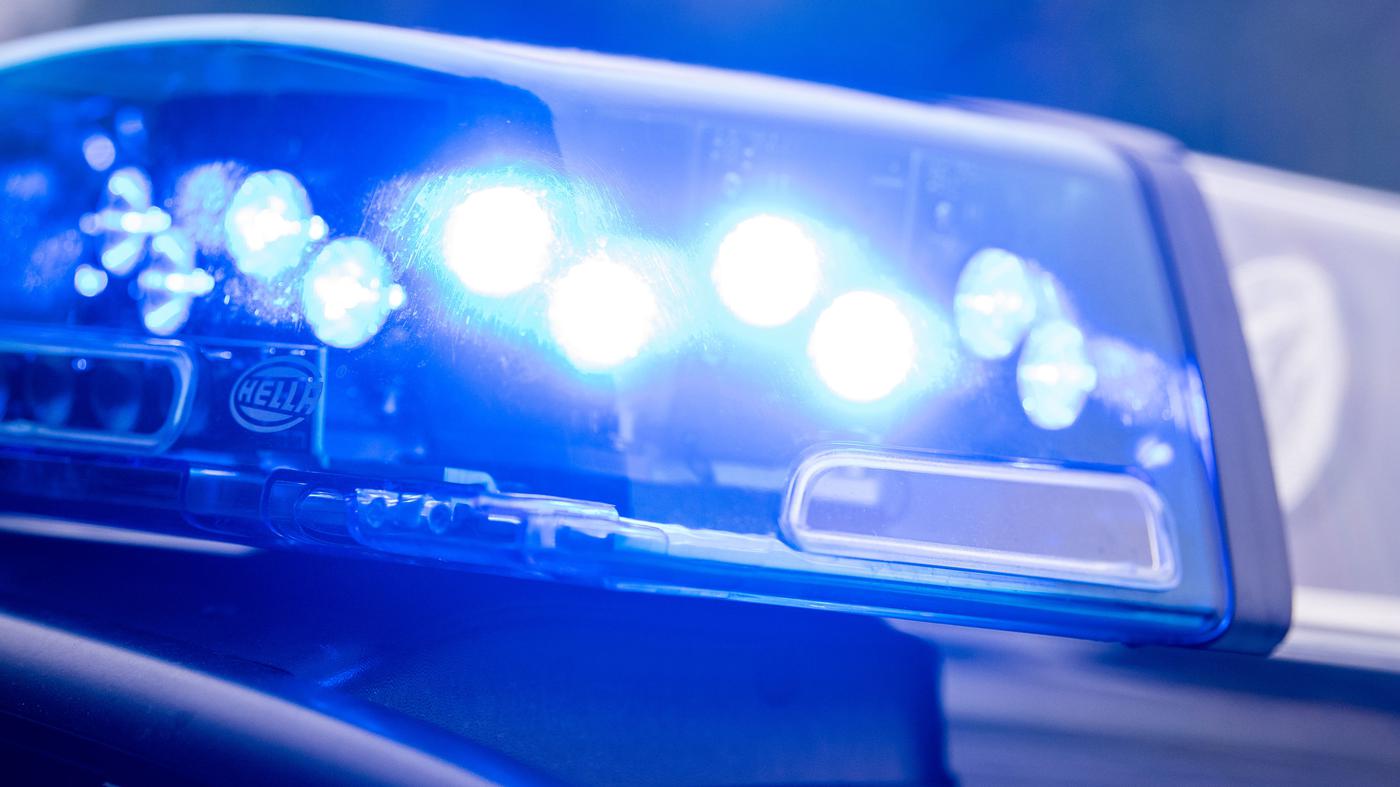 Unbekannter sticht mehrfach auf 44-Jährigen ein