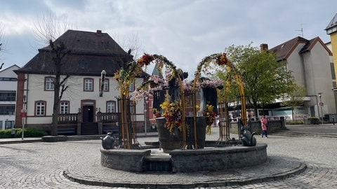 Österlich geschmückter Brunnen auf dem Marktplatz in Ramstein.