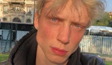 Schauspieler für Kuss mit Freund aus Uber geworfen