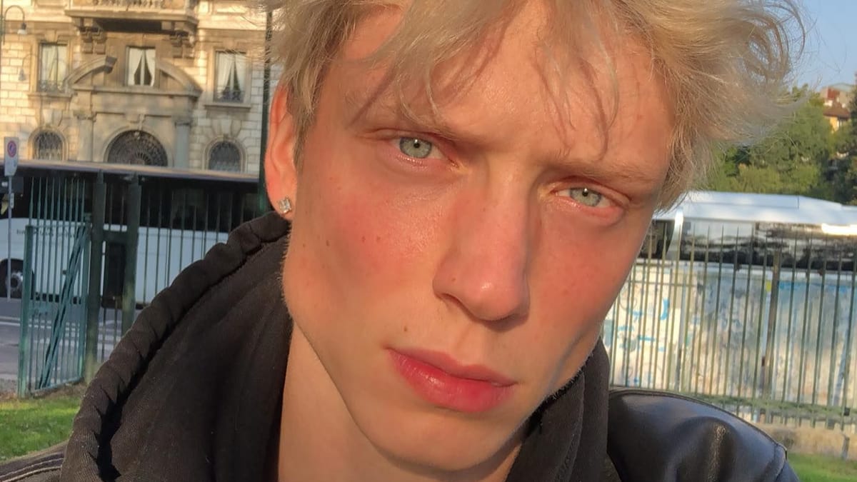 Schauspieler für Kuss mit Freund aus Uber geworfen