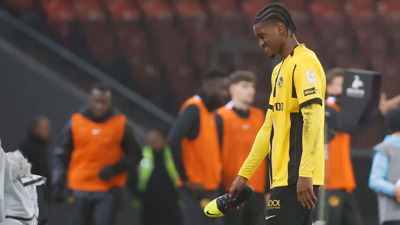 <strong>Schweiz: Platzverweis für Joel Monteiro nach Schuh-Wurf</strong><br>Weil sich Berns Joel Monteiro beim 0:0 gegen den FC Zürich über eine Schiri-Entscheidung ärgerte, verlor er die Nerven! Der 25-Jährige warf seinen Schuh frustriert weg und traf dabei Gegenspieler Mirlind Kryeziu. Daher blieb Schiedsrichter Urs Schnyder keine Wahl, als Monteiro mit Rot zu bestrafen. "So spektakulär wie dämlich" kommentierte die "Neue Zürcher Zeitung" (NZZ) Monteiros Platzverweis.