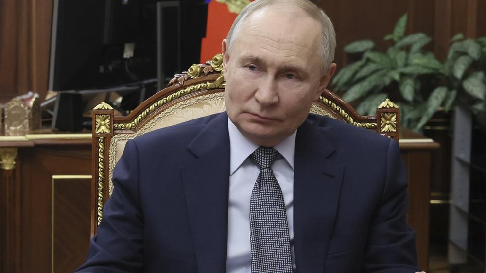 Donald Trump und die Ukraine: Donald Trump hofft auf ein Treffen mit Wladimir Putin, doch der lässt ihn zappeln.