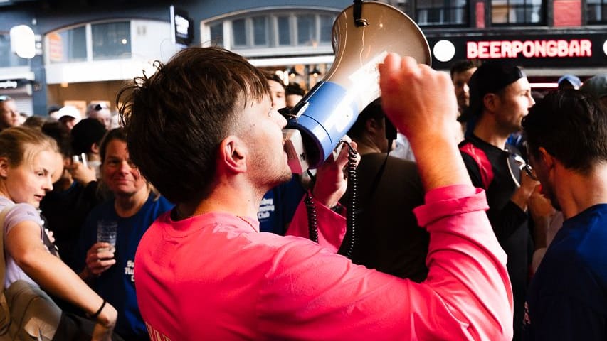 Felix Adams mit Megafon vor dem Schumacher: Rund 600 Menschen kamen zum Laufen.