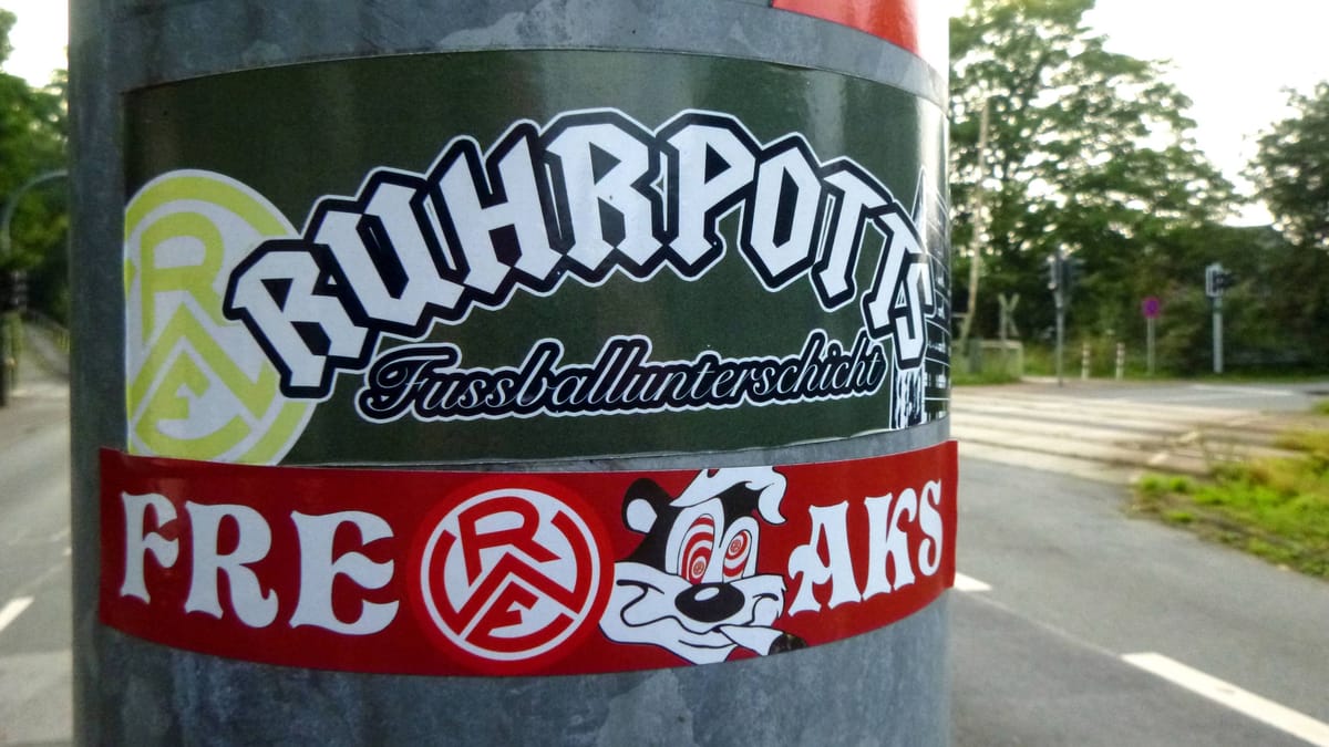 Mann klebt RWE-Sticker und greift Polizisten am Hauptbahnhof an