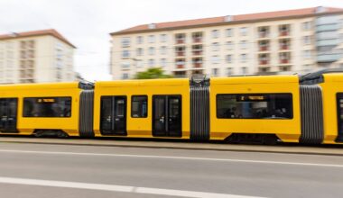 Mann in Straßenbahn zusammengeschlagen – Polizei sucht Täter
