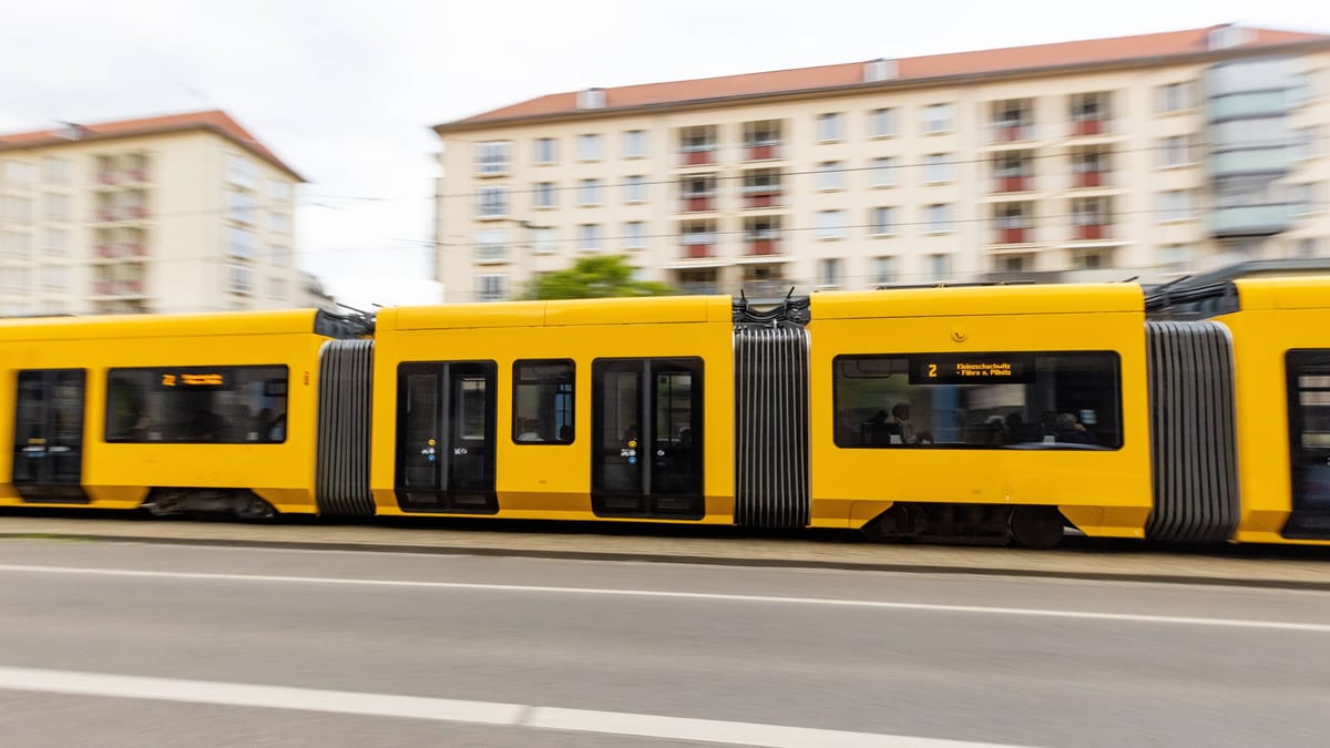 Mann in Straßenbahn zusammengeschlagen – Polizei sucht Täter