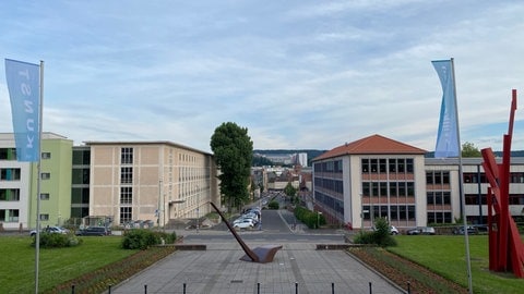 Blick von der Pfalzgalerie auf Kaiserslautern - im Frühsommer