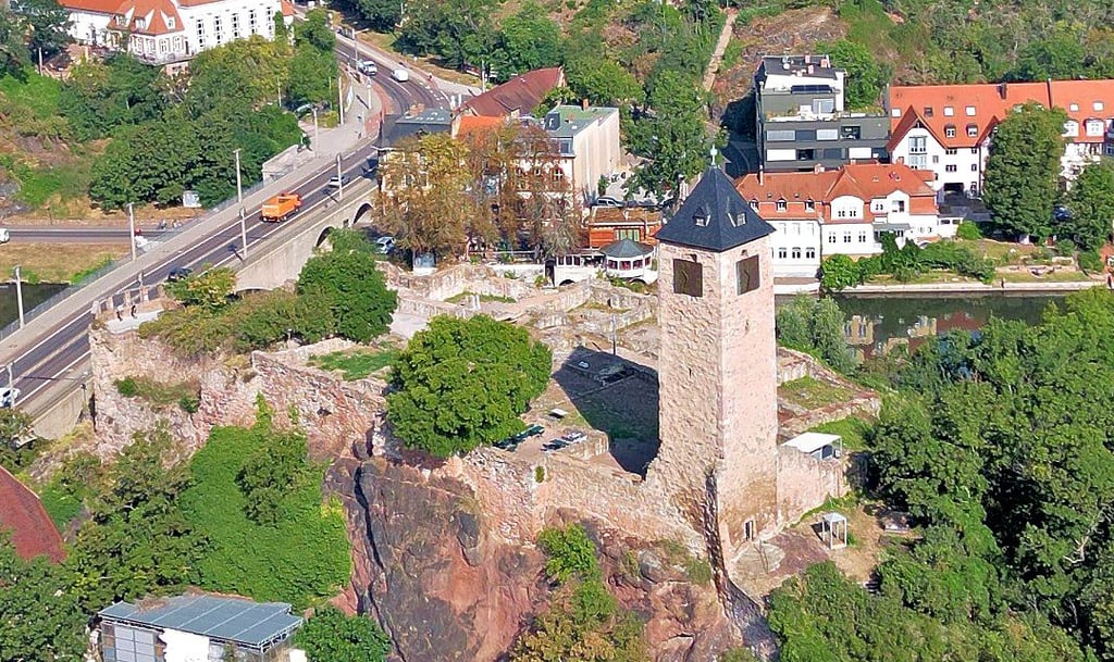 Auf der Oberburg wird zum Saisonstart gefeiert.
