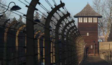 Rechtsextremismus: Schüler aus Görlitz zeigen bei Auschwitz-Besuch rechtsextreme Geste