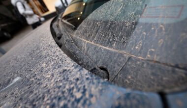 16.03.2022, Baden-Württemberg, Stuttgart: Ein Auto ist in der Innenstadt von rötlichem Staub bedeckt. Südwestwinde haben Wüstensand aus der Sahara zu uns geweht. Leichte Niederschläge führen bei der Wetterlage zu «Blutregen», wobei der Sand ausgewaschen wird und sich auf Autos oder Gartenmöbeln niederschlägt. Foto: Marijan Murat/dpa +++ dpa-Bildfunk +++