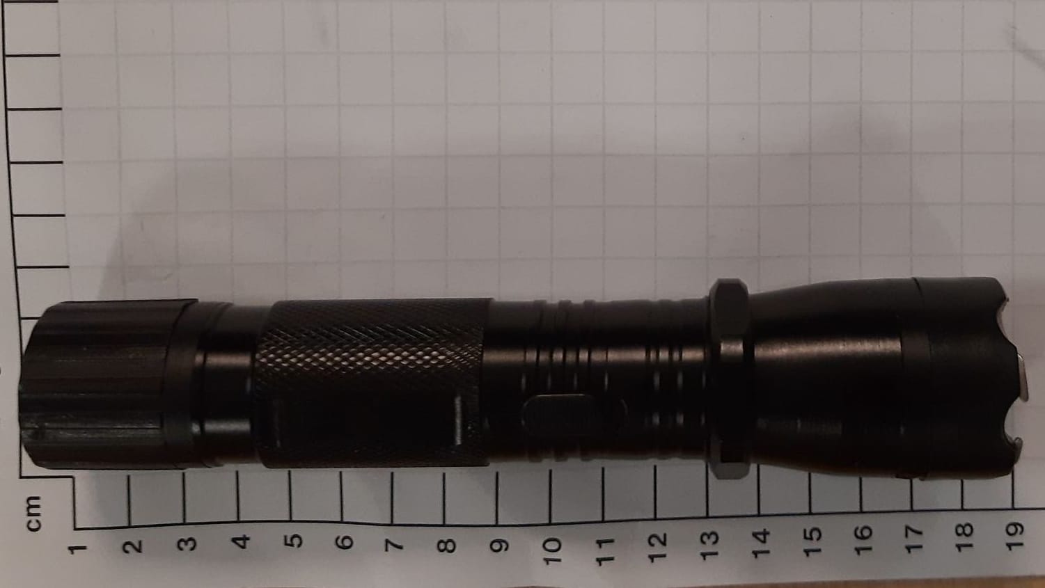 Die Bundespolizei machte am Wochenende bei Kontrollen gleich zwei Entdeckungen: einen Elektroschocker und ein Messer.