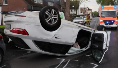 Audi bleibt bei Unfall auf dem Dach liegen