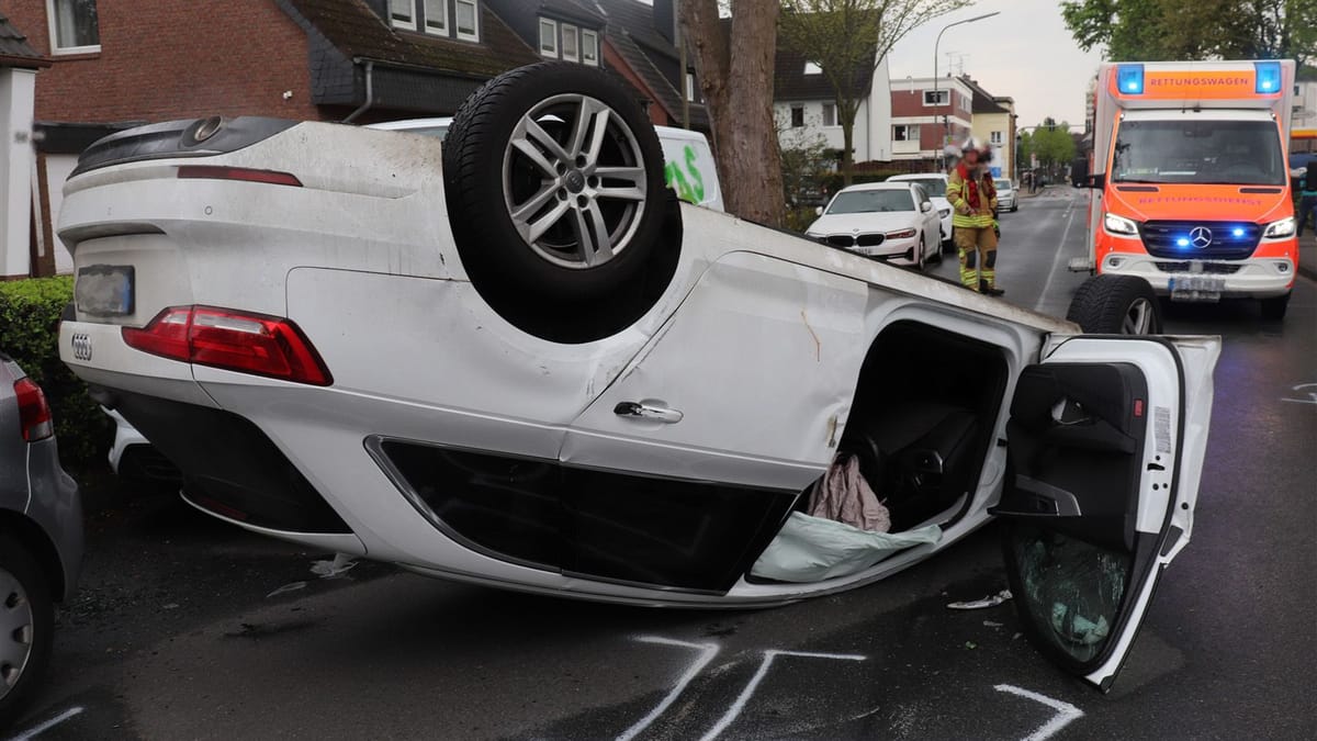 Audi bleibt bei Unfall auf dem Dach liegen