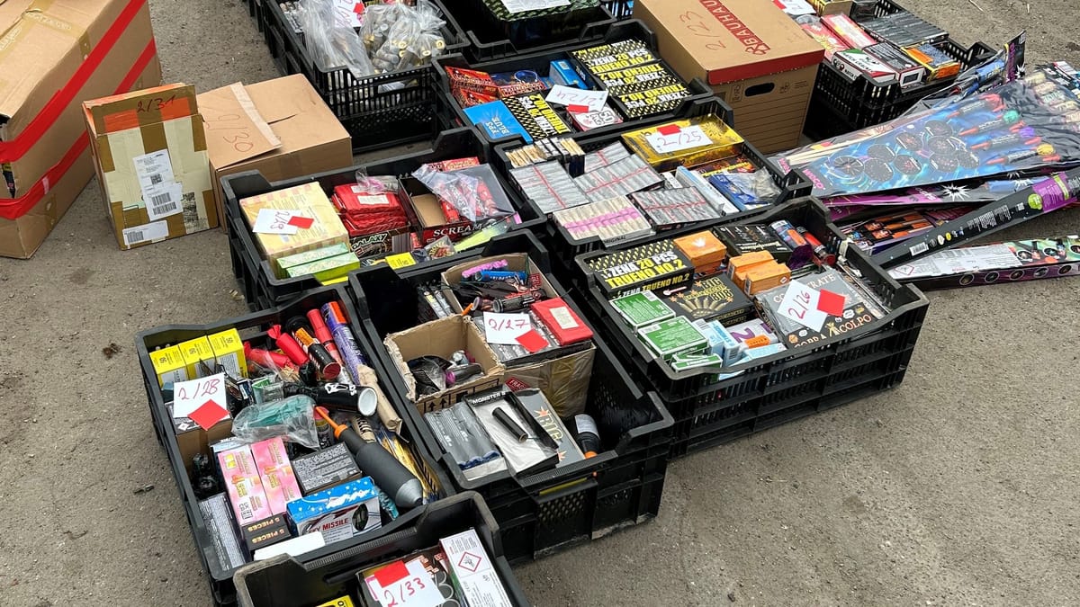 Pyrotechnik, Waffen und Drogen – Zoll stellt enorme Menge sicher