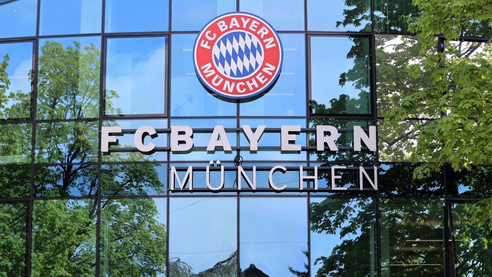<strong>Transfergerüchte des FC Bayern München</strong><br>
                <em>Die Saison 2024/25 geht so langsam zu Ende, im Hintergrund wird schon am Bayern-Kader für die folgende Spielzeit getüftelt. Wie immer gibt es rund um den FC Bayern München unzählige Spekulationen in Sachen Transfers. Welche Spieler werden verpflichtet? Wer könnte gehen? <strong>ran</strong> zeigt die Gerüchte rund um die Münchner. (Stand: 14. April 2025)</em>