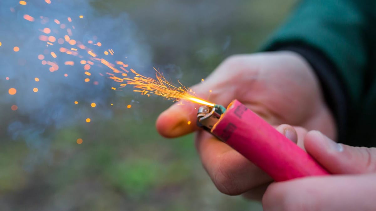 Jugendlicher wirft Böller auf Schülergruppe – mehrere Verletzte