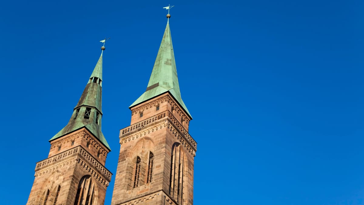 Glocken der St. Sebald Kirche irritieren