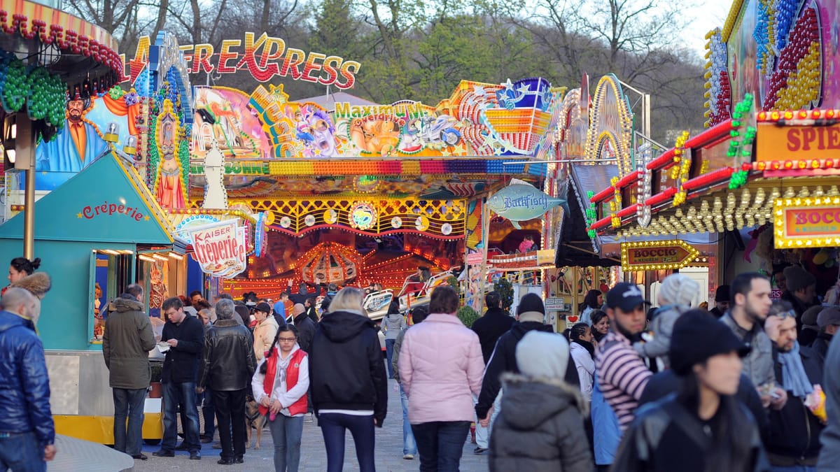 Osterkirmes in Düsseldorf: Feuerwerk und 40-Meter-Kettenflieger