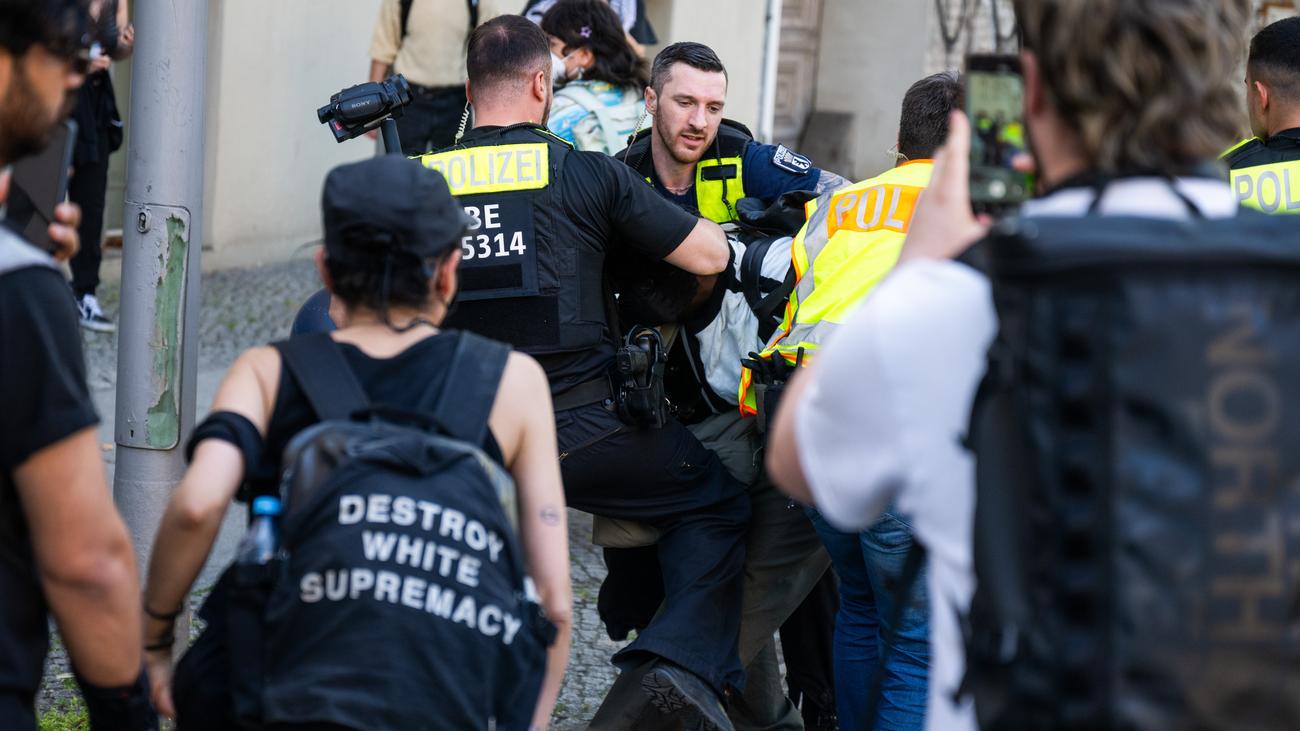 Berlin: Propalästinensische Aktivisten protestieren an Humboldt-Universität