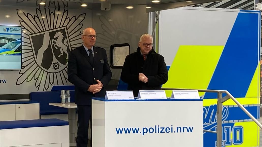 Leiter der Direktion Gefahrenabwehr und Gewalt Thomas Lotz (links) und Polizeipräsident Johannes Hermanns (rechts). Sie stellten die Einsatzbilanz am Wiener Platz.