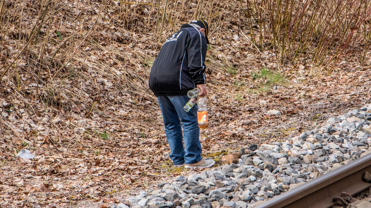 Lebensgefahr – Mann sammelt Pfandflaschen im Gleisbett