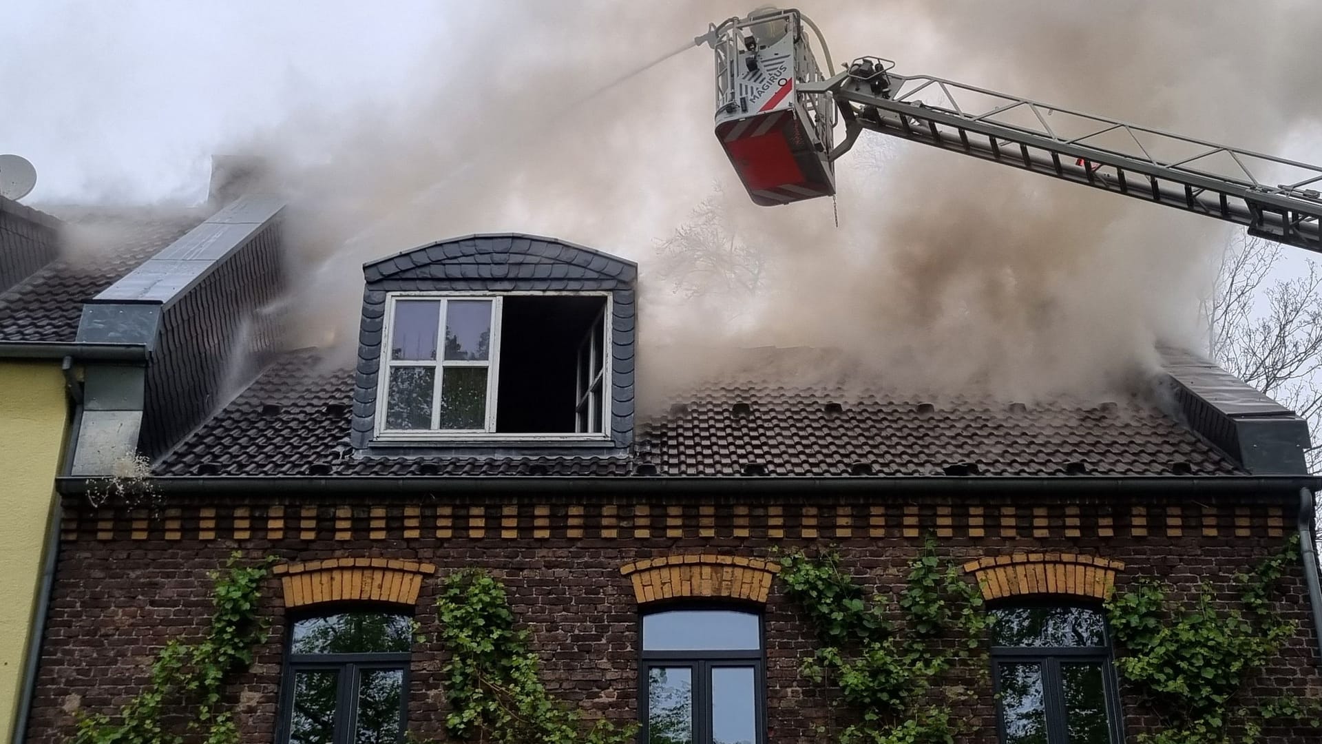 Feuerwehreinsatz in Benrath: Eine Person starb noch vor Ort.