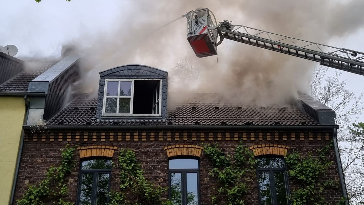 Feuer – Ein Toter bei Dachstuhlbrand in Benrath