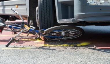 Lkw-Fahrer übersieht Radlerin – schwer verletzt