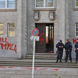 Archivbild: Einsatzkräfte der Polizei stehen vor einem Gebäude der Freien Universität in der Kaiserwerther Straße. (Quelle: dpa/Carstensen)