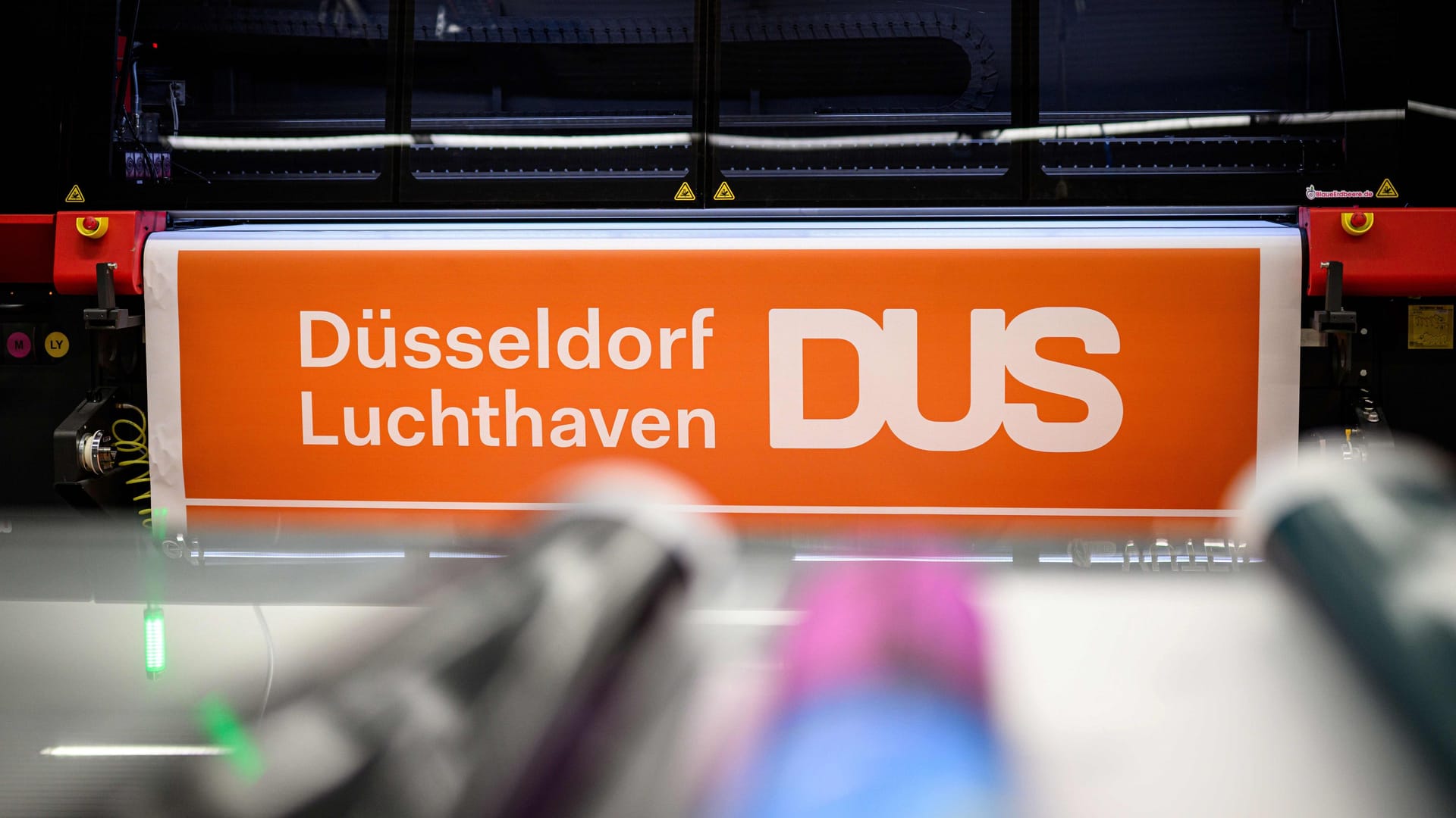 Ein neues Schild des Düsseldorfer Flughafens: In der Aktionswoche werden sie orange.