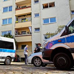 17.04.2025, Berlin: Polizei ist an einem Wohnblock im Einsatz.(dpa/TNN/M.Ukas)