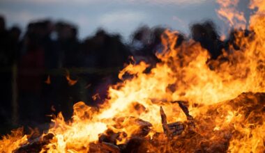 Unfall mit Osterfeuer? Diese Versicherungen zahlen