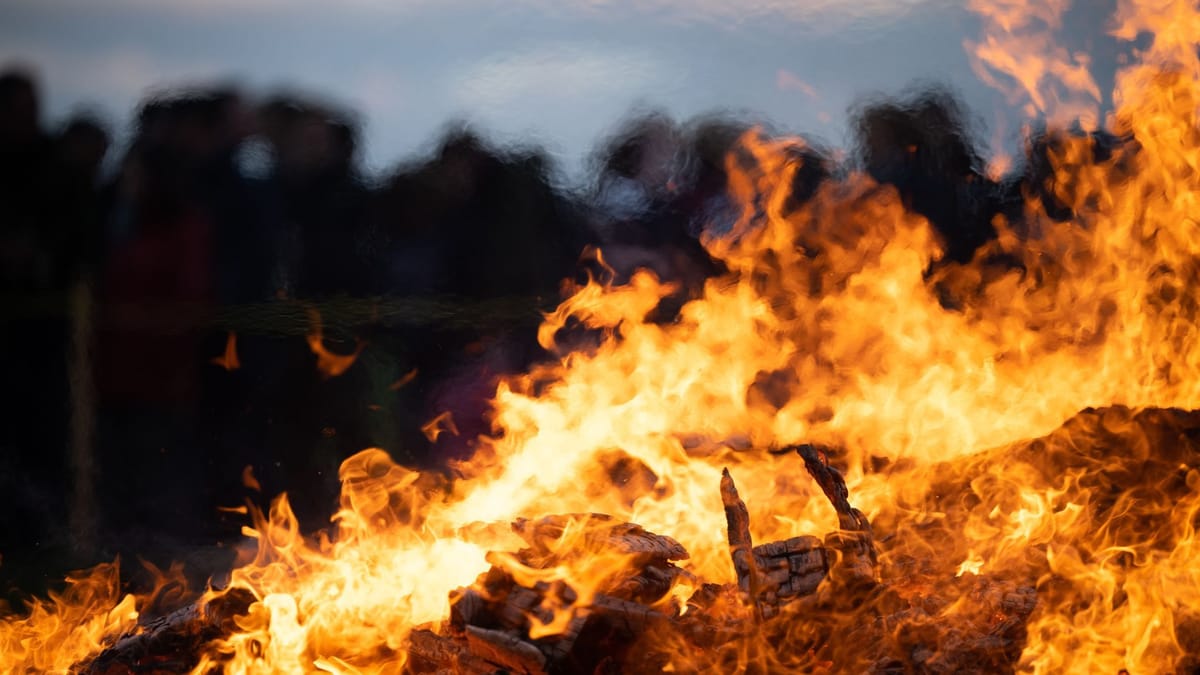 Unfall mit Osterfeuer? Diese Versicherungen zahlen