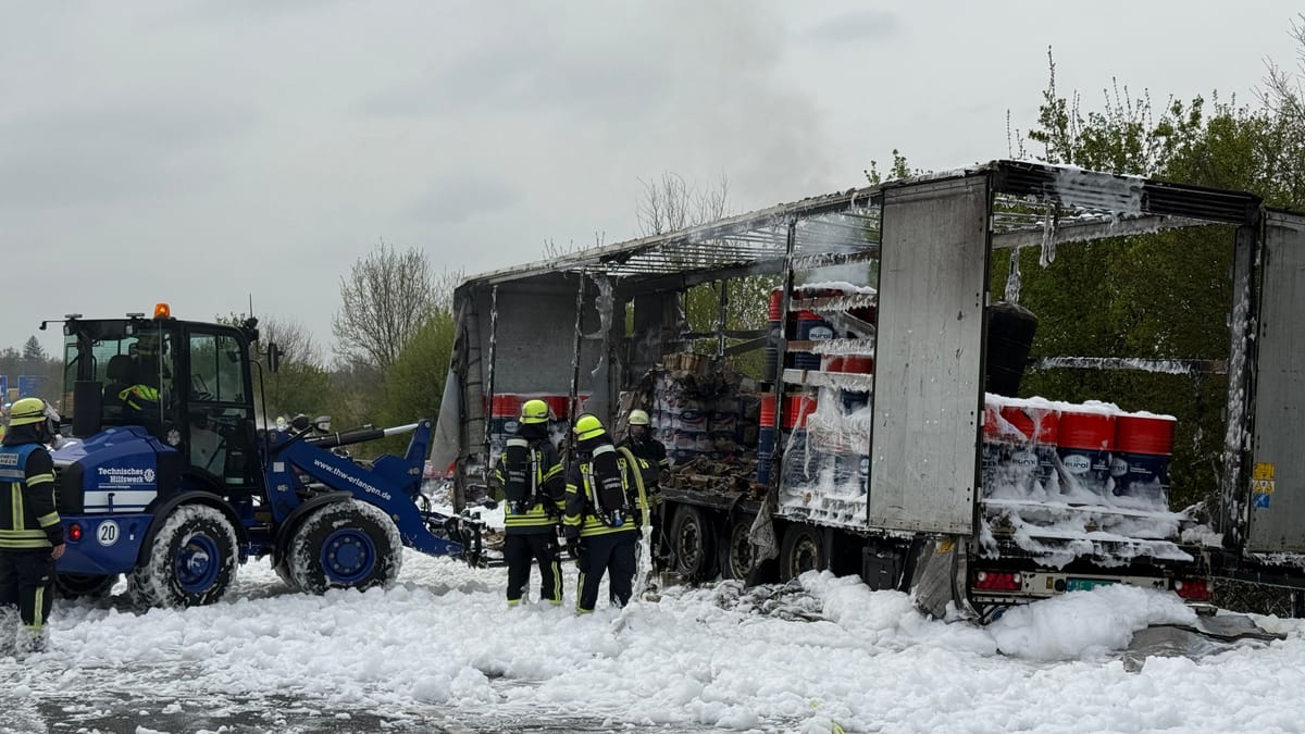 LKW brennt auf A73 aus – Autobahn bis in den Abend gesperrt