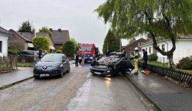Auto überschlägt sich und landet auf dem Dach