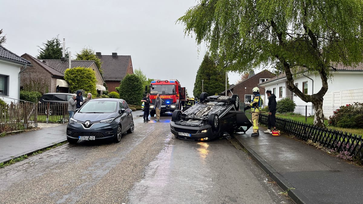 Auto überschlägt sich und landet auf dem Dach