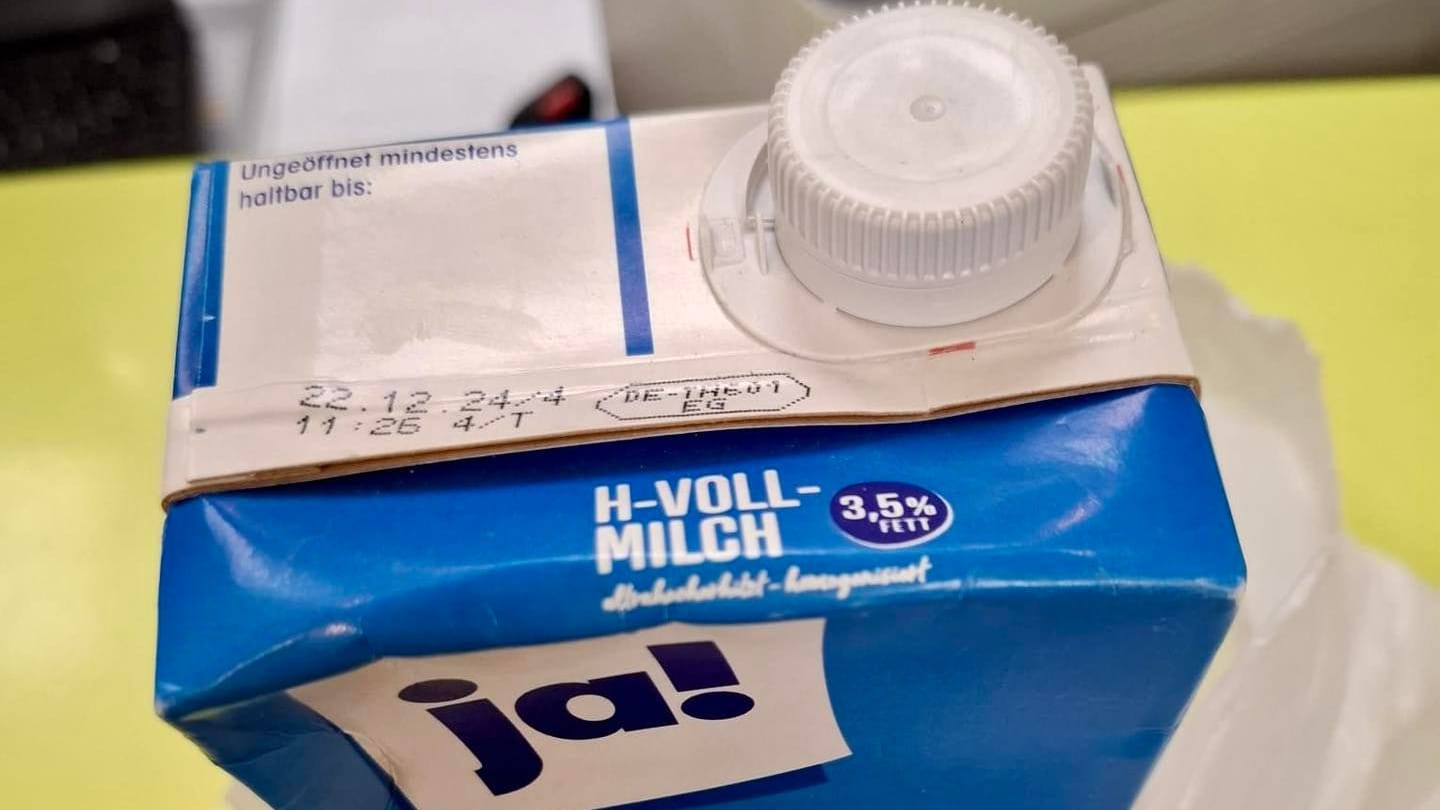 Abgelaufene Milch: Die als Spende deklarierte Packung wurde in einer Plastiktüte vor dem Essener Tierheim abgestellt.