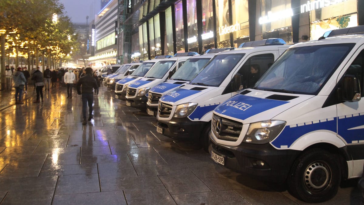 Mann zeigt Hitlergruß bei Kundgebung auf der Zeil – Festnahme